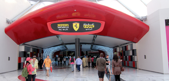 Entrada principal del parque temático de Ferrari en Abu Dhabi.