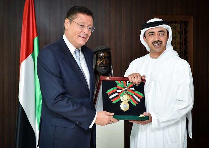 El embajador argentino, Rubén Eduardo Caro, recibe la medalla de manos del jeque Abdallah Bin Zayed Al Nahyan. ministro de Relaciones Exteriores de Emiratos Árabes.