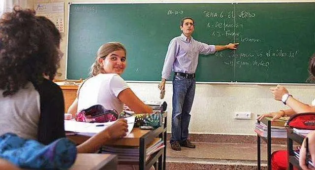Docente dando clases.