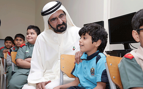 El jeque Mohammed durante su visita a la escuela modelo de Kalba.