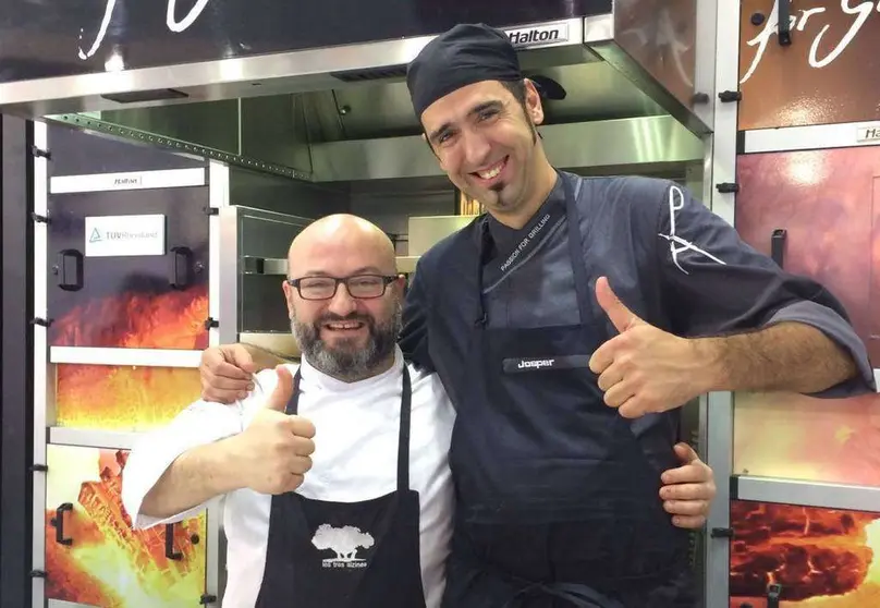 Joan Valls -izquierda- y Luis Ezqueta, en el stand de Josper en la Gulfood de Dubai.