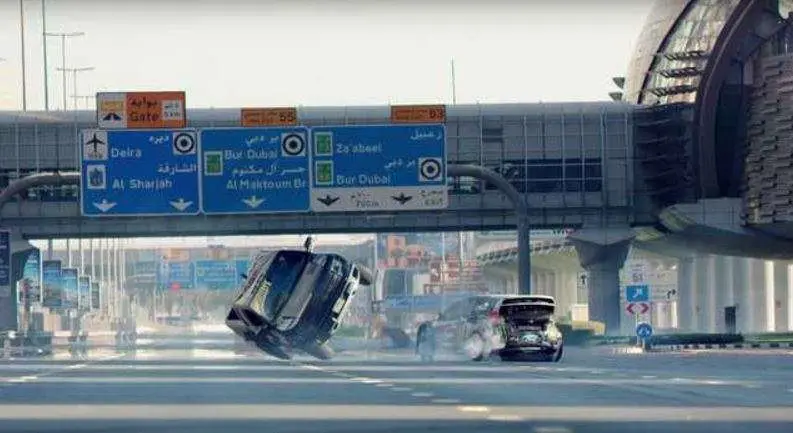 Los coches de la Policía de Dubai han participado en el vídeo de Youtube.