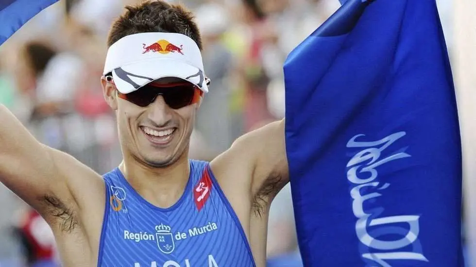 Mario Mola ganador en el triatlón de Abu Dhabi 2015.