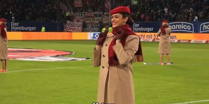 Tripulación de cabina de Emirates en el campo de fútbol del Hamburgo.