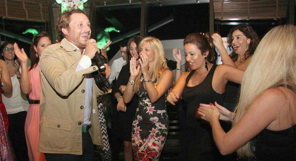 Juan Peña, rodeado de incondicionales seguidoras en la actuación que protagonizó en el restaurante Casa de Tapas de Dubai en mayo de 2015. (EL CORREO)