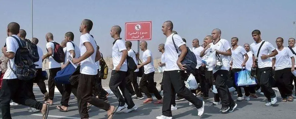 Jóvenes emiratíes durante una instrucción.