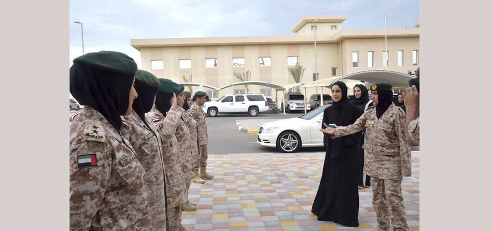La ministra junto a las mujeres del Servicio Militar de Emiratos.