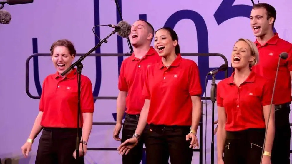 Un momento de la actuación del coro de Emirates Airline.