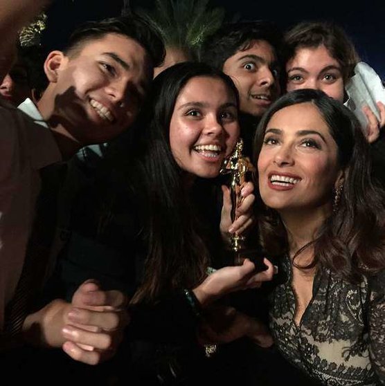 Salma Hayek, rodeada por los fans que le entregaron el 'Óscar' en Dubai
