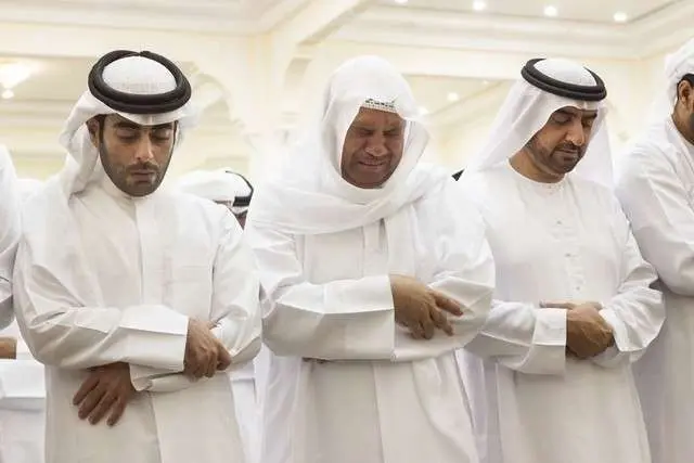 El padre y los hermanos de Mohammed Al Hmoudi lloran en su funeral