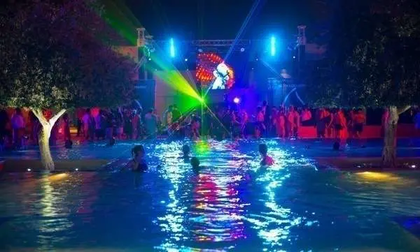 Rain Pool Party en Aloft Hotel Abu Dabhi