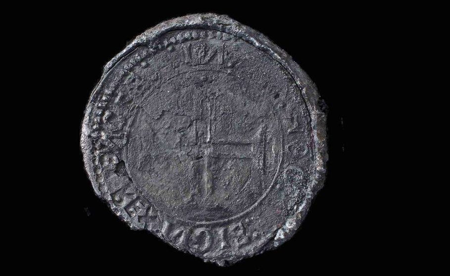 La moneda de plata aparecida en el barco hundido en Omán.