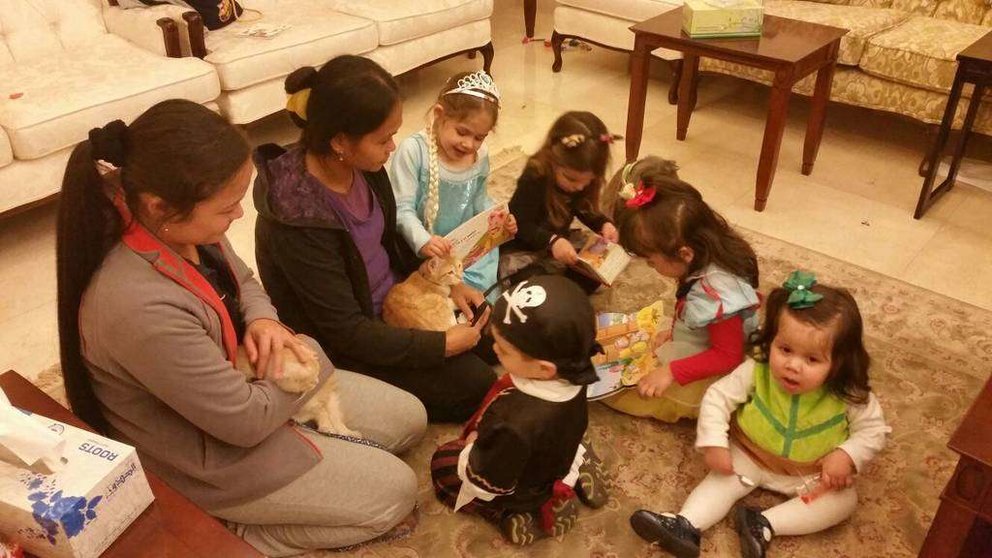 Los niños de 'La Hora del Cuento Kuwait' en el club de lectura con animales rescatados.