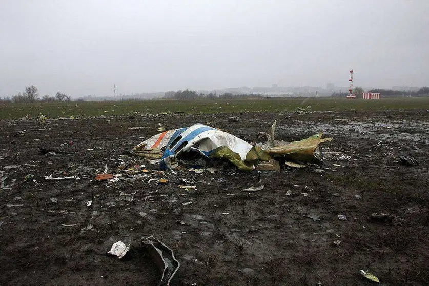 Pedazos del avión de FlyDubai tras el impacto. (Internet)