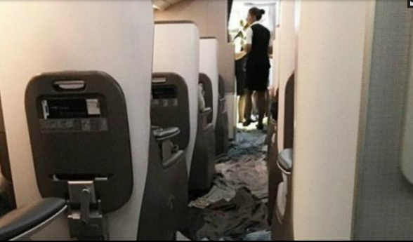 Imagen del pasillo del avión inundado.