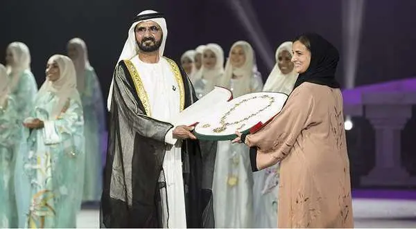 Mohammed bin Rashid presenta la Medalla Zayed a Sheikha Lubna Al Qasimi, quien la recibe en nombre de la Jequesa F&aacute;tima.