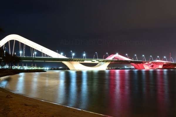 El puente Sheikh Zayed de Abu Dhabi, iluminado con los colores de la bandera belga. / Abu Dhabi City Municipality