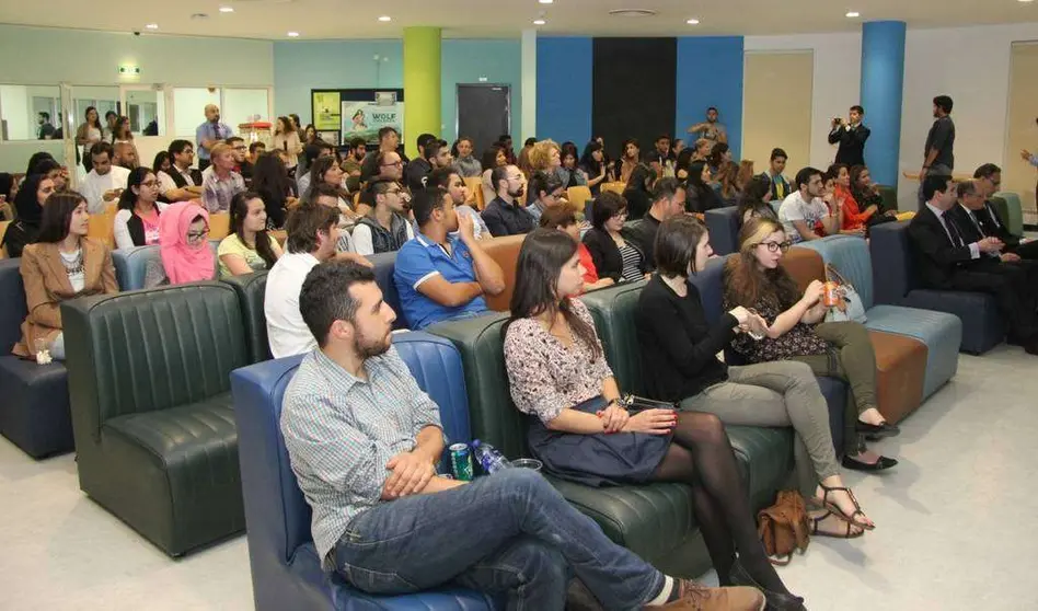 La sala minutos antes de la proyección de la película (M.P.)