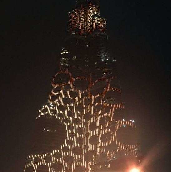 Logo de la Expo Dubai 2020 sobre el Burj Khalifa. (Twitter)