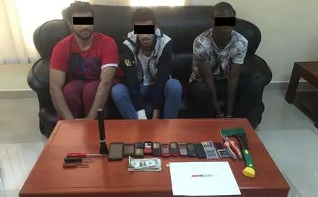 Los tres detenidos por robar en tiendas en Ajman. (Emirates 24/7).