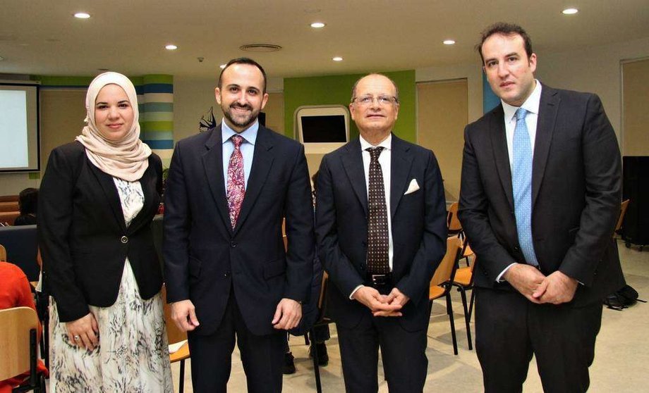 El cónsul de España y el rector de la Universidad junto con los profesores de español. (E.C.)