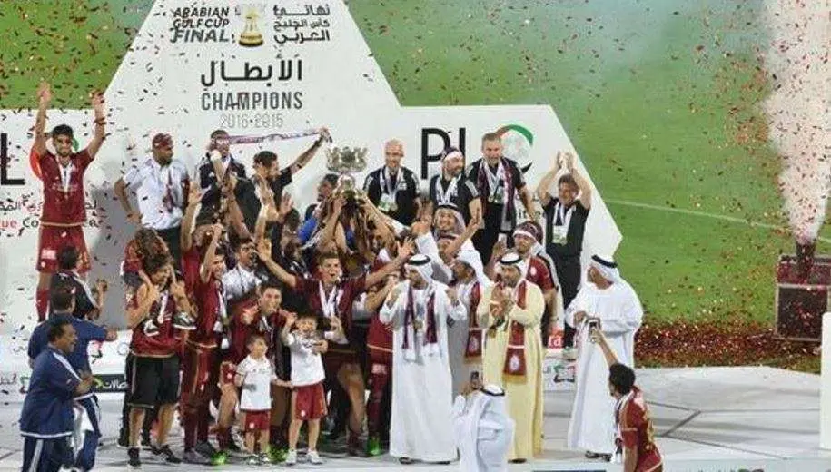 El equipo de Al Wahda de Abu Dhabi tras declararse campeón de EAU.