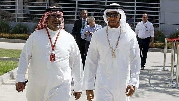  Hamilton y Abdallah Al Khalifa, secretario personal del Príncipe de Baréin