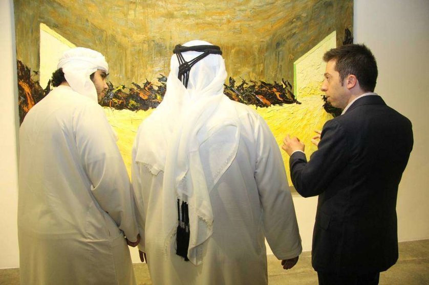 Mimmo Centonze muestra una de sus obras a los invitados. (E.C.)
