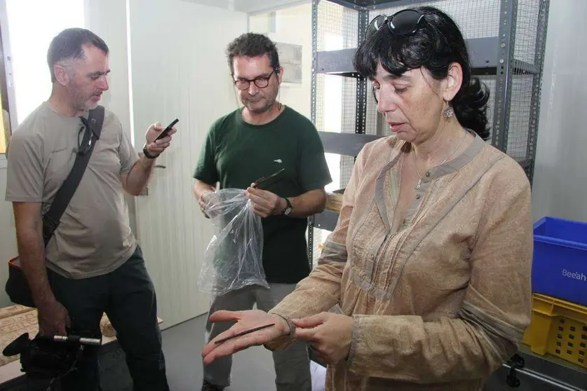 Carmen del Cerro, Miguel Ángel Núñez y Víctor Cid, en Sharjah. (EL CORREO)