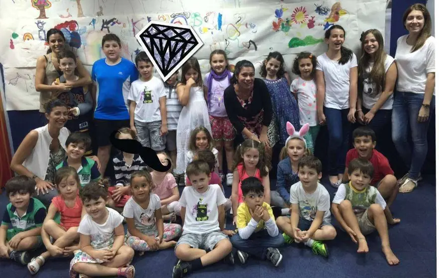 Foto de grupo de los niños que participaron en el campamento junto con los profesores. 