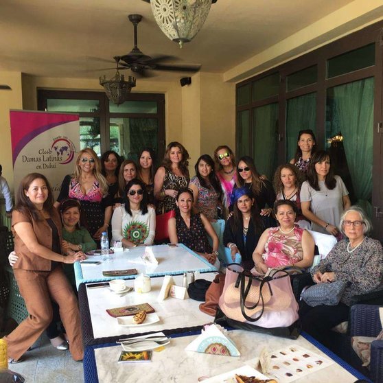 Asistentes al café de abril del Club Damas Latinas de Dubai. 