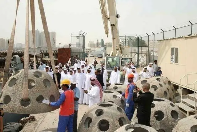 Colocación de cuevas artificiales para peces en Ajman. (Ministerio de Cambio Climático y Medio Ambiente)