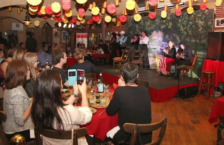 El restaurante Seville's ofrece cada noche un ambiente netamente de feria. (EL CORREO)