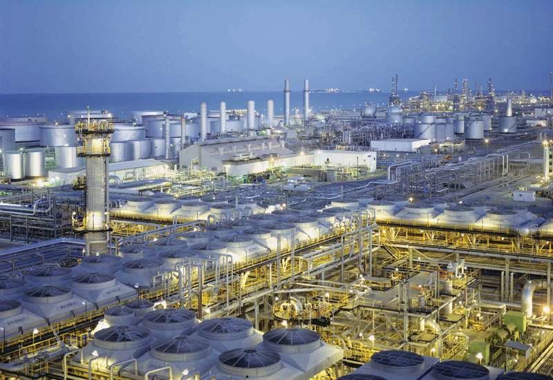 Imagen de una refinería de Abu Dhabi.