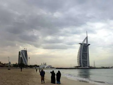 Tiempo parcialmente nublado en Emiratos.