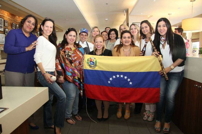 Foto de familia de parte de los asistentes a la celebración de la independencia venezolana. (EL CORREO)