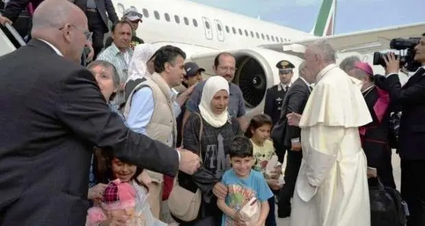 El papa Francisco junto a unos inmigrantes a su regreso de la isla de Lesbos.