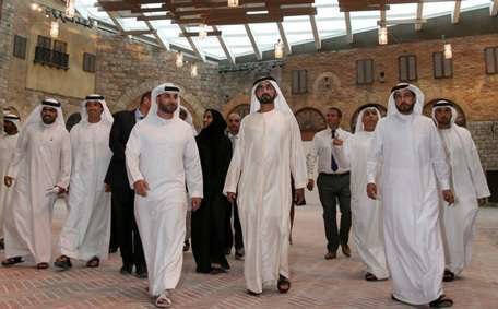 El jeque Al Maktoum durante el recorrido por la obra del Parque Temático de Dubai.