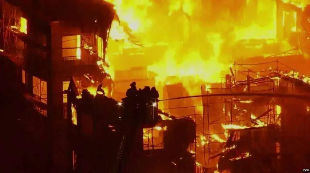 Espectacular incendio en un edificio de apartamentos de Arizona. (@BBCWorld)