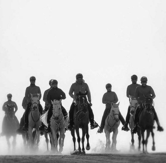 Paseo del jeque Hamdan y amigos a caballo por la playa de Dubai.