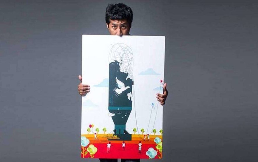 El artista peruano con el póster ganador en la ONU. 