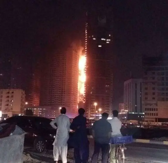 Imagen de los edificios afectados por el fuego en Ajman.