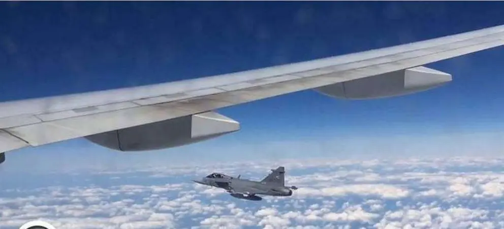 Un avión militar escolta el Boeing de BA de Dubai a Londres.