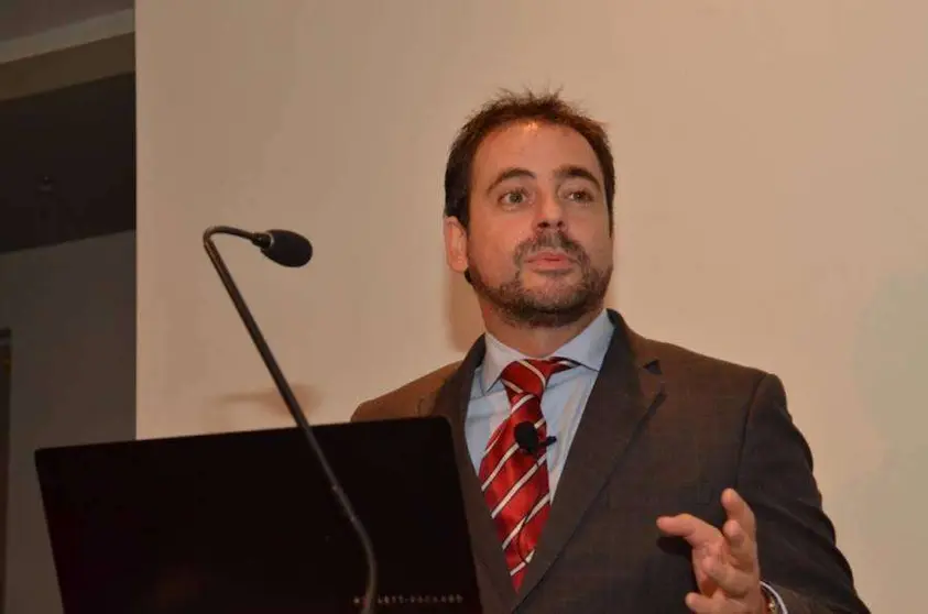 Pedro Amador durante la conferencia en Montevideo.