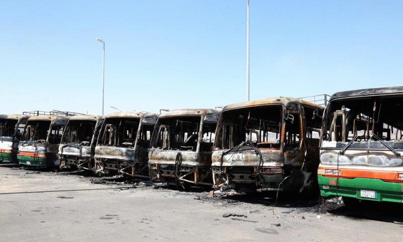 Una imagen de los autobuses quemados por los trabajadores.