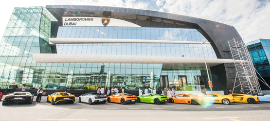 Fachada de la tienda de Lamborghini Sheikh Zayed Road de Dubai.