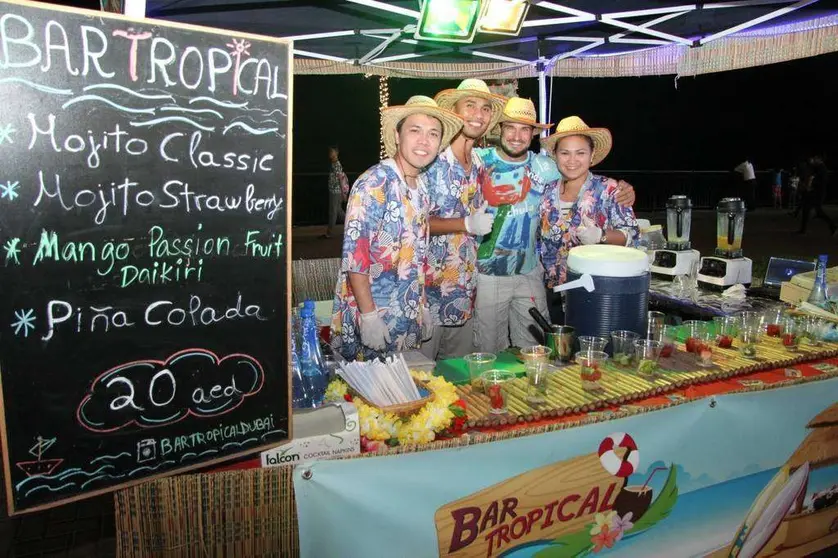 Luis Juan Sánchez, junto a los bármanes del Bar Tropical en la urbanización de Mina Al Arab de Ras Al Khaimah. (EL CORREO)