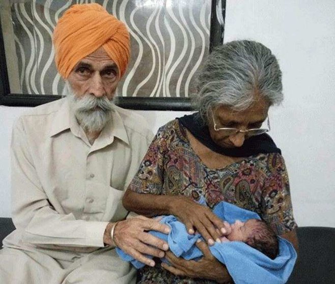 El matrimonio indio con su bebé.