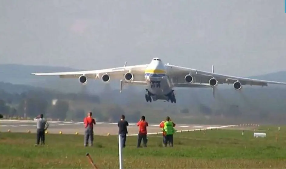 El Antonov AN 225 despega de Zúrich.