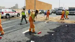 Tareas de mantenimiento en una carretera.